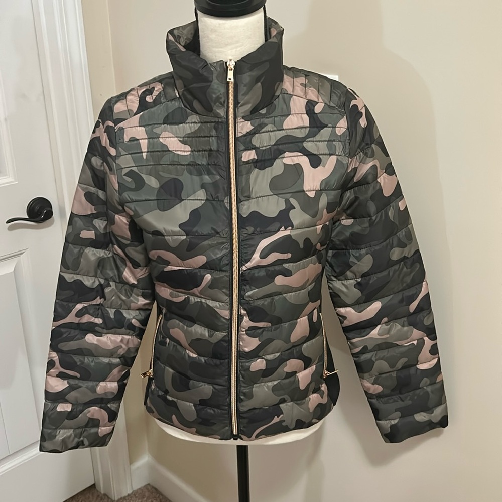 CISONO outerwear, camo print puffer jacket size small.